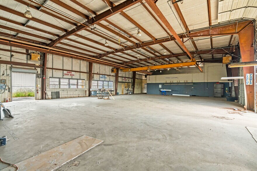 More Photos Of 3806 E Rio Grande St, Victoria Warehouse For Sale