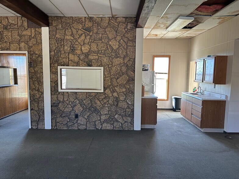 More Photos Of 1105 State St, Mound City Office For Sale