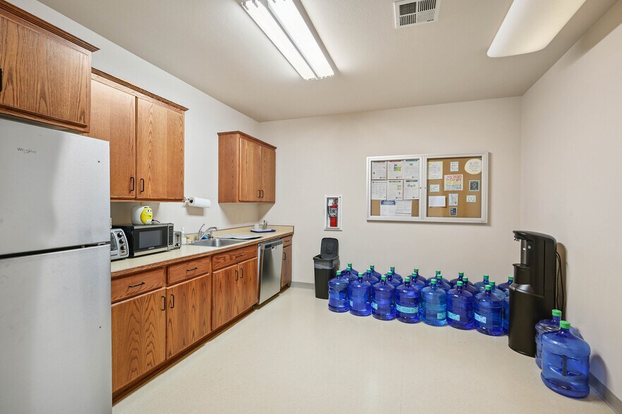 More Photos Of 81 Freeman Ct, Central Point Office For Sale