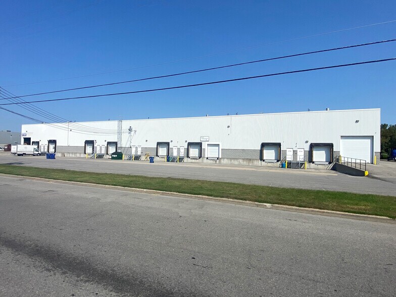 More Photos Of 2724-2738 Rue Étienne-Lenoir, Laval Warehouse For Lease