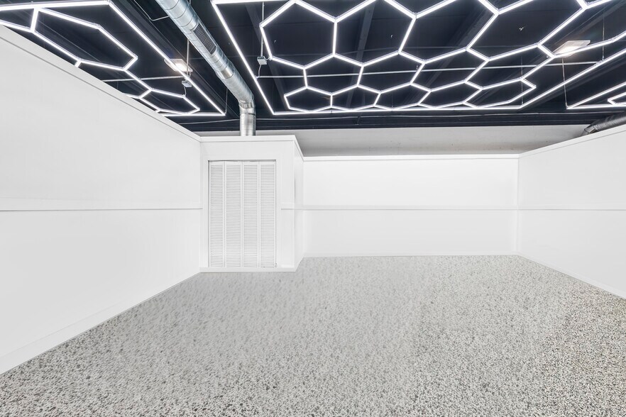 More Photos Of 2500 NW 39th St, Miami Light Distribution For Sale