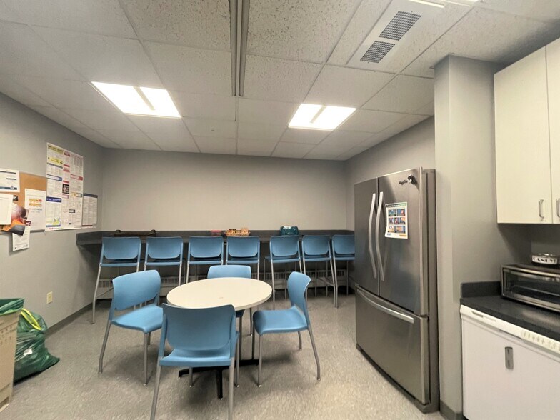 More Photos Of 190 Middle Rd, Portland Office For Lease