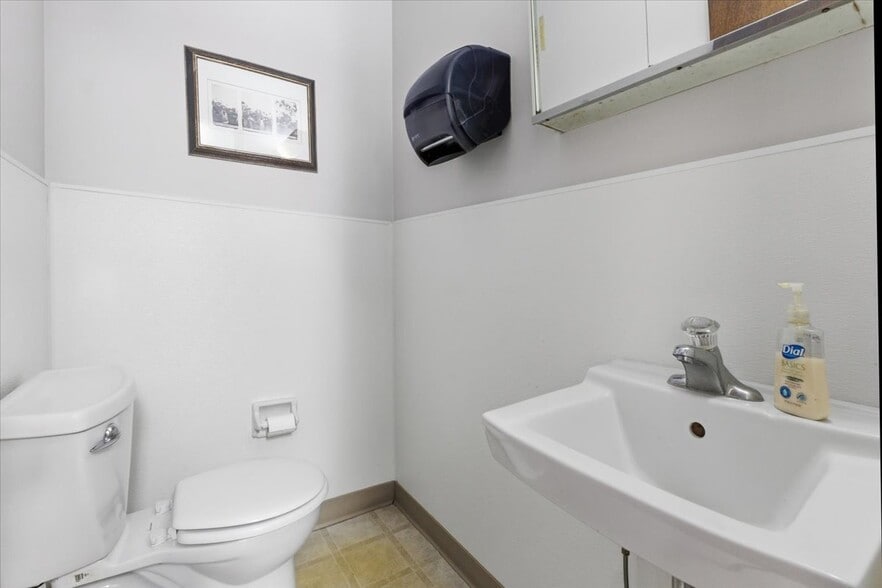 More Photos Of 1824 2nd Ave, Council Bluffs Office For Lease