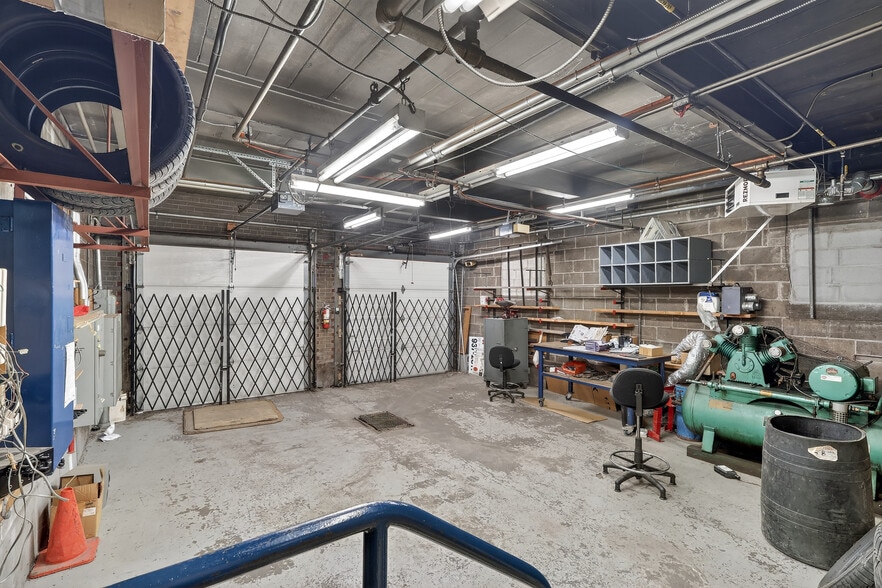 More Photos Of 1025 St Butler, Montréal Distribution For Sale