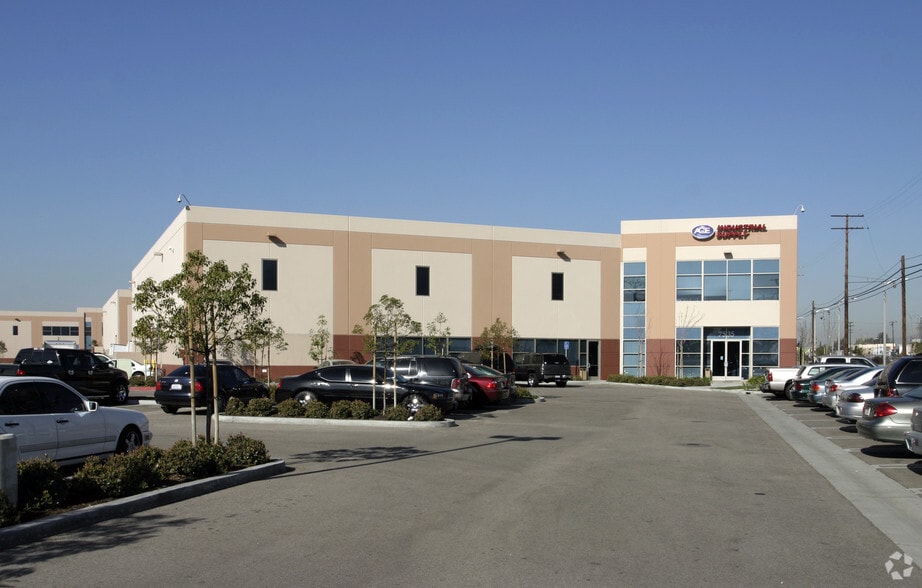 More Photos Of 7535 N San Fernando Rd, Burbank Light Manufacturing For Lease