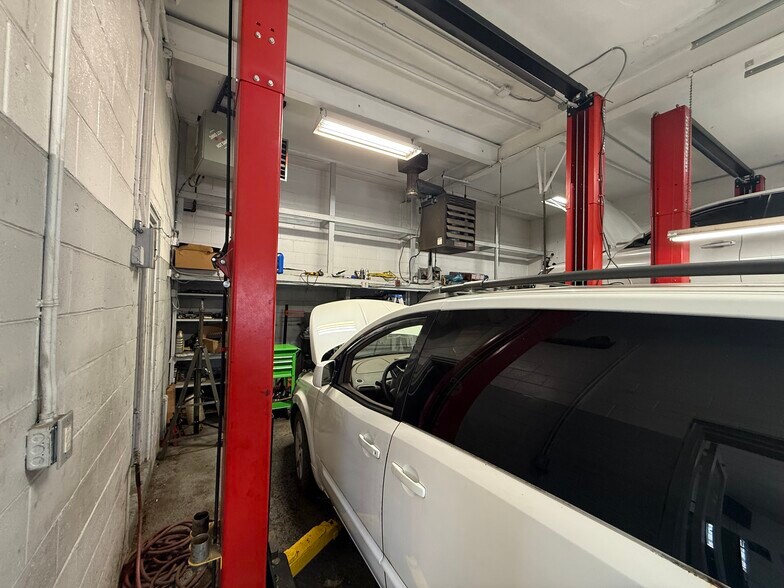 More Photos Of 1845 Freemansburg Ave, Easton Auto Repair For Lease