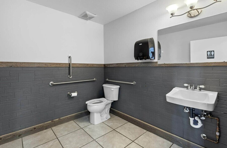 More Photos Of 210-214 W Sunset Ave, Coeur d'Alene Freestanding For Lease