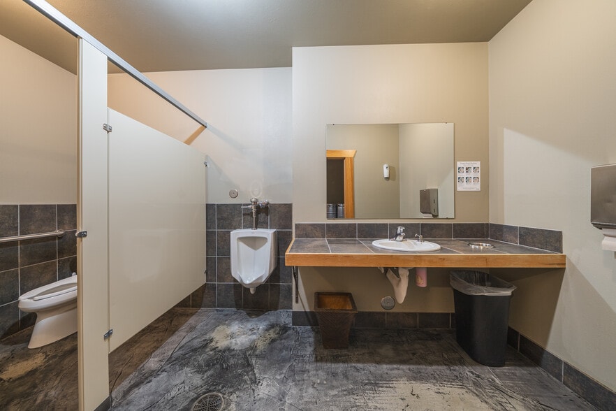 More Photos Of 1307 Main St, Oroville Bar For Sale
