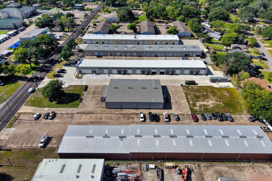 More Photos Of 5342 5th St, Katy Freestanding For Lease