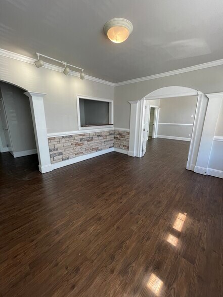 More Photos Of 327 Dahlonega St, Cumming Office For Lease