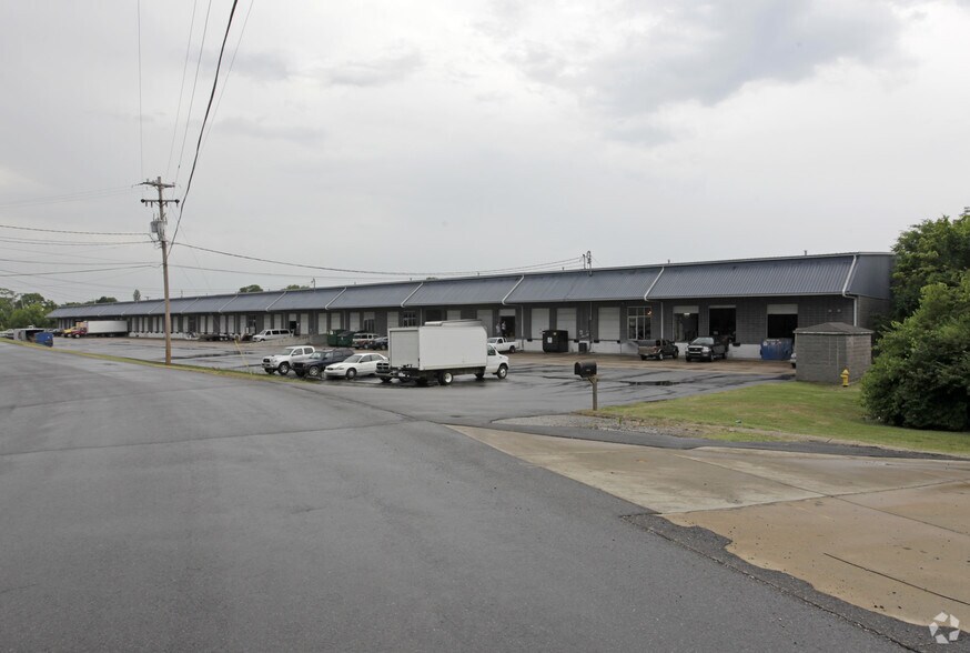 More Photos Of 1044-1052 Avondale Rd, Hendersonville Warehouse For Lease