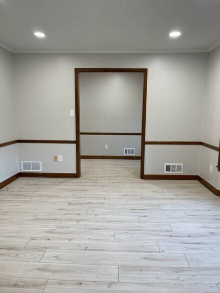 More Photos Of 355 E Crossville Rd, Roswell Office For Sale