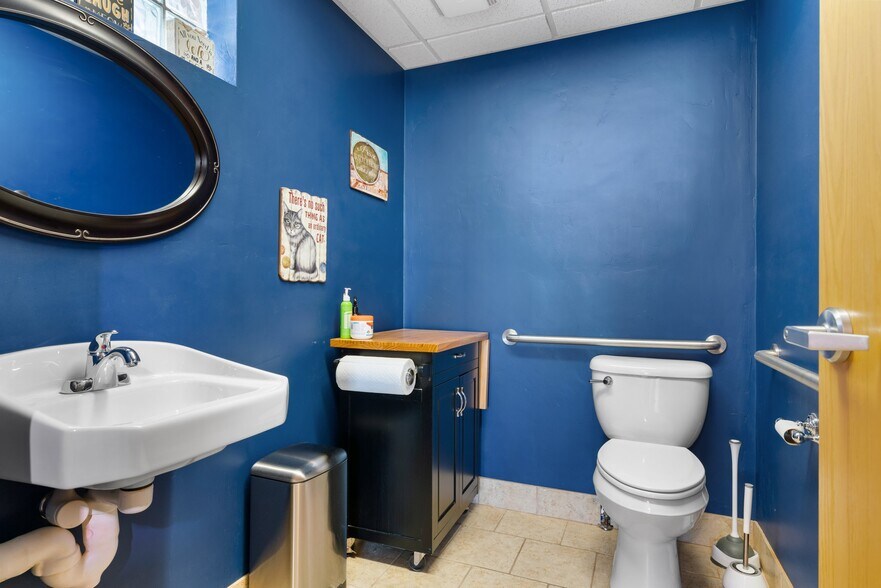 More Photos Of 1518 W Mason St, Green Bay Freestanding For Lease