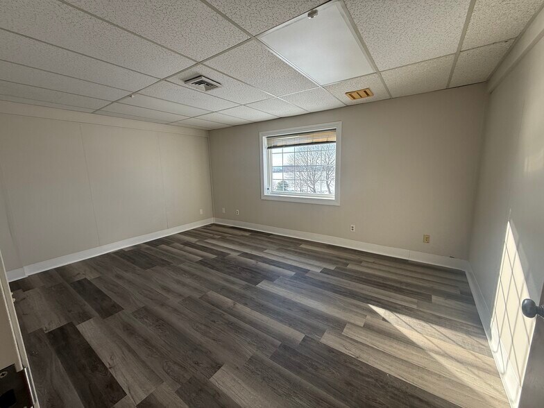 More Photos Of 1272 W Main Rd, Middletown Unknown For Lease