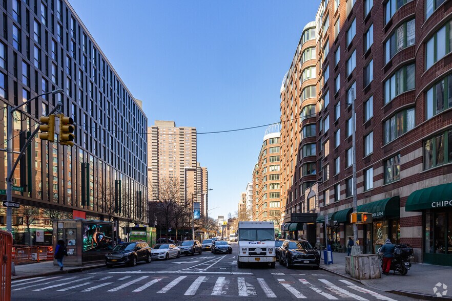 More Photos Of 275 Greenwich St, New York Apartments For Lease