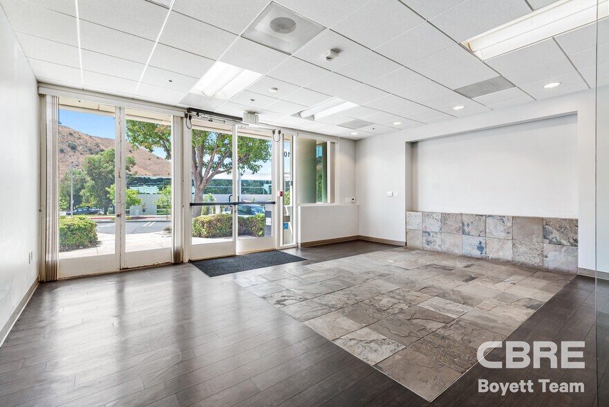 More Photos Of 26025 Mureau Rd, Calabasas Office For Sale