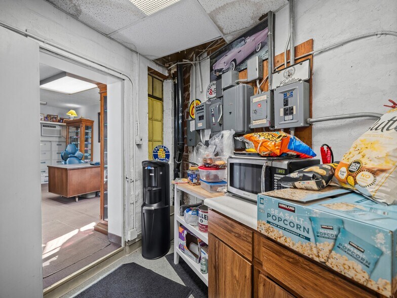 More Photos Of 1840 NE Sandy Blvd, Portland Auto Dealership For Sale