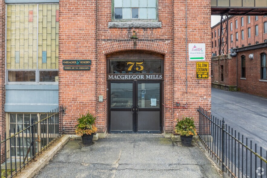 More Photos Of 75 Green St, Clinton Distribution For Lease