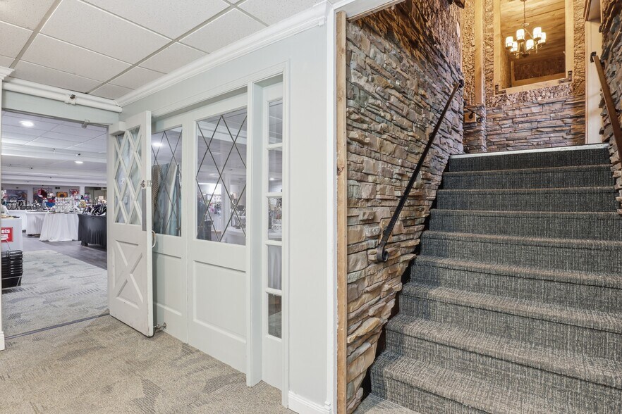 More Photos Of 1 E Church St, Fairport Restaurant For Sale