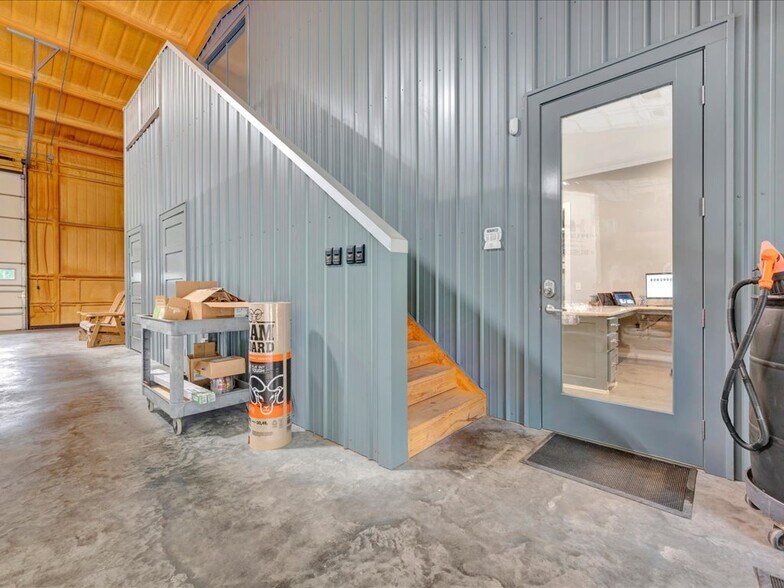More Photos Of 9343 S US Highway 69, Huntington Showroom For Sale