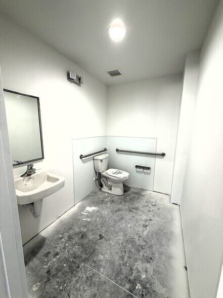 More Photos Of 16101 Lee Rd, Fort Myers Unknown For Lease