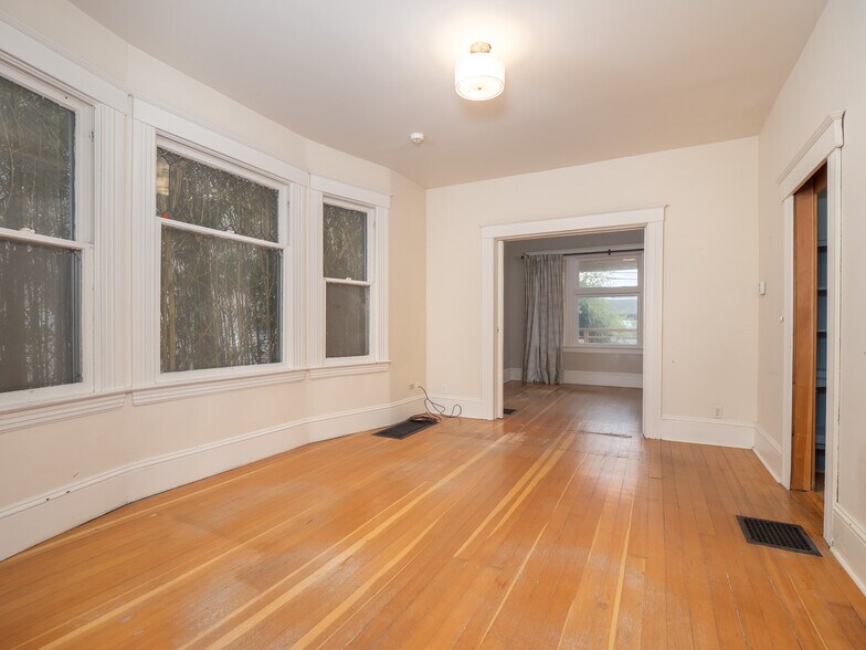 More Photos Of 317 NE Sacramento St, Portland Office For Sale