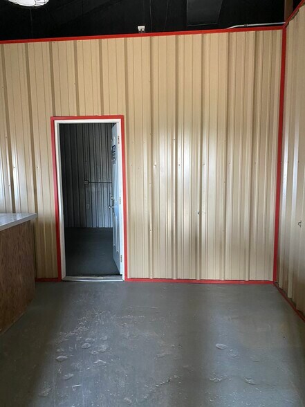 More Photos Of 9 Farm to Market 652, Orla Showroom For Lease