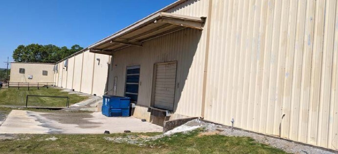 More Photos Of 715 S River Street, Calhoun Warehouse For Lease