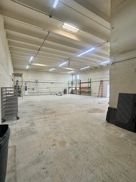 More Photos Of 2376-2380 NW 21st Ter, Miami Warehouse For Lease