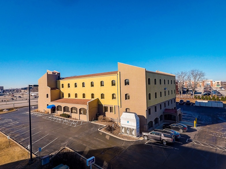 More Photos Of 15850 W Bluemound Rd, Brookfield Loft Creative Space For Lease