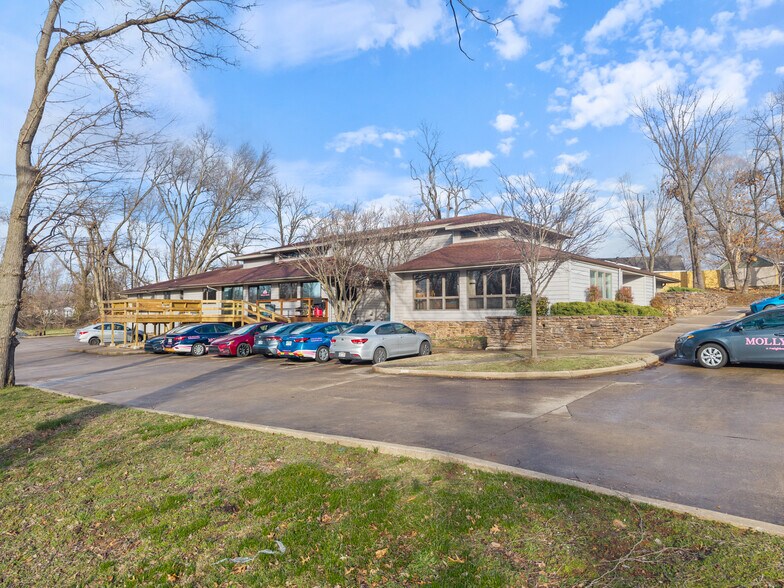 More Photos Of 6 Halsted Cir, Rogers Office For Lease