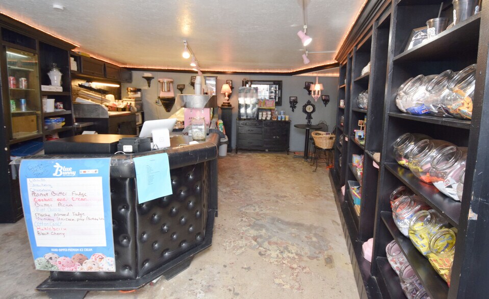More Photos Of 112 W Main St, Burnsville Flex For Lease