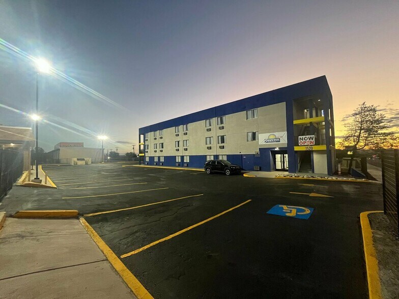 More Photos Of 1520 Candelaria Rd NE, Albuquerque Hotel For Sale