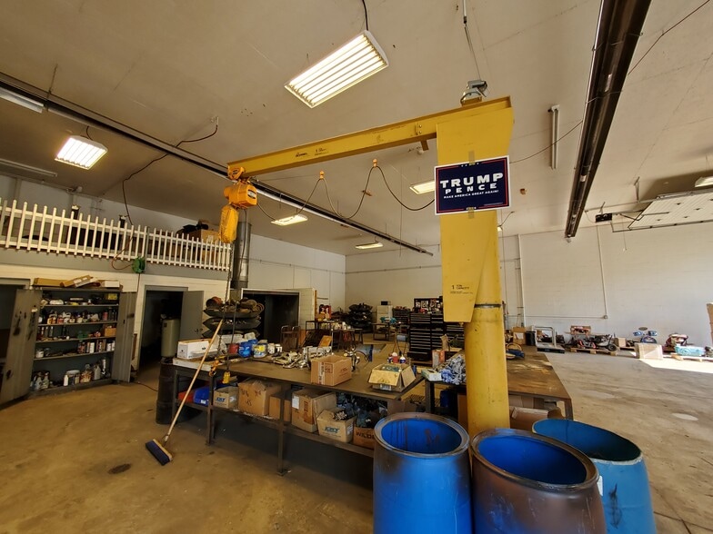 More Photos Of 630 Long Rd, Pittsburgh Showroom For Sale