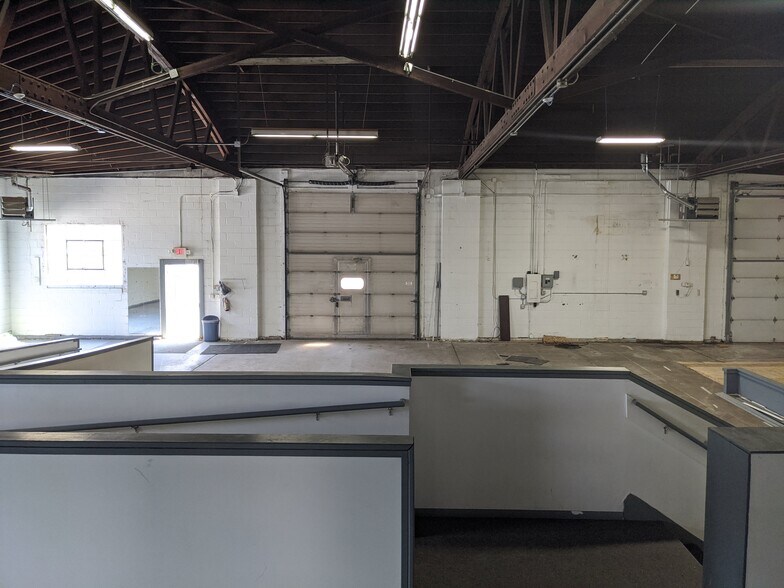 More Photos Of 250 S Kinzie Ave, Bradley Flex For Sale