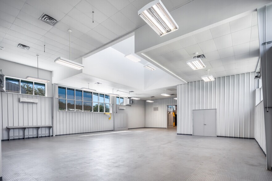 More Photos Of 15315 W Highway 71, Austin Showroom For Sale