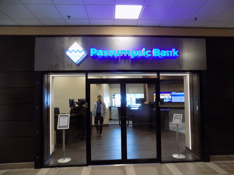 More Photos Of 282 Berlin Mall Rd, Berlin Unknown For Lease