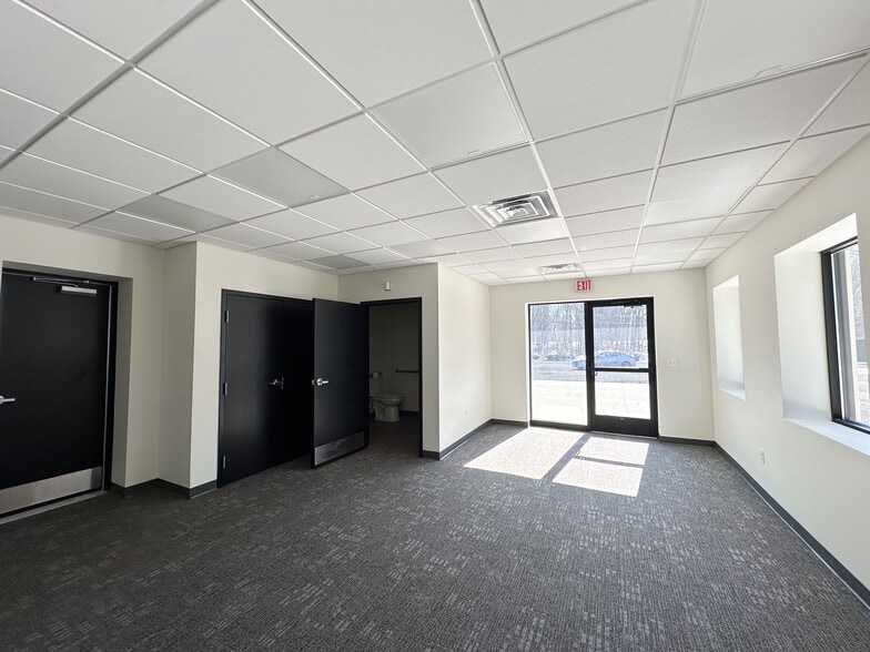 More Photos Of 85 Pierson Ln, Windsor Manufacturing For Lease
