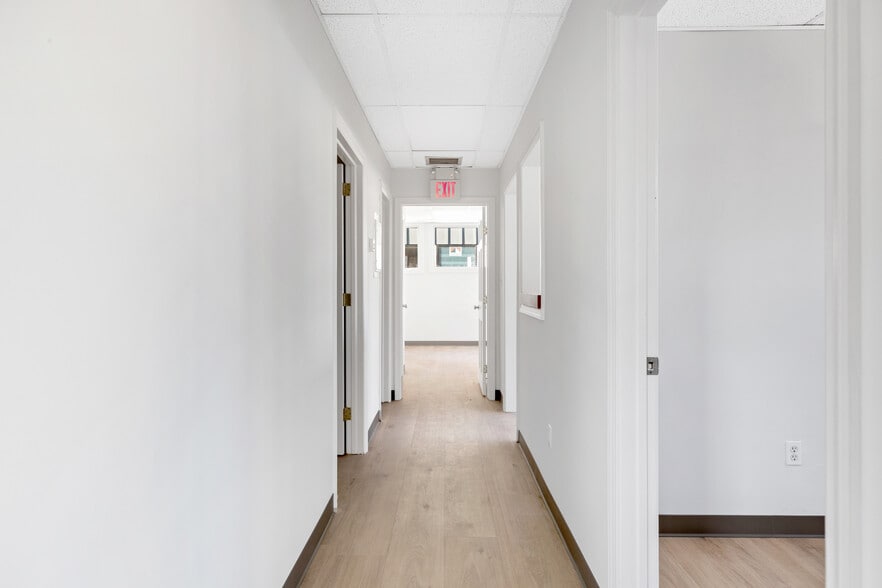 More Photos Of 152 E Main St, Huntington Medical For Lease