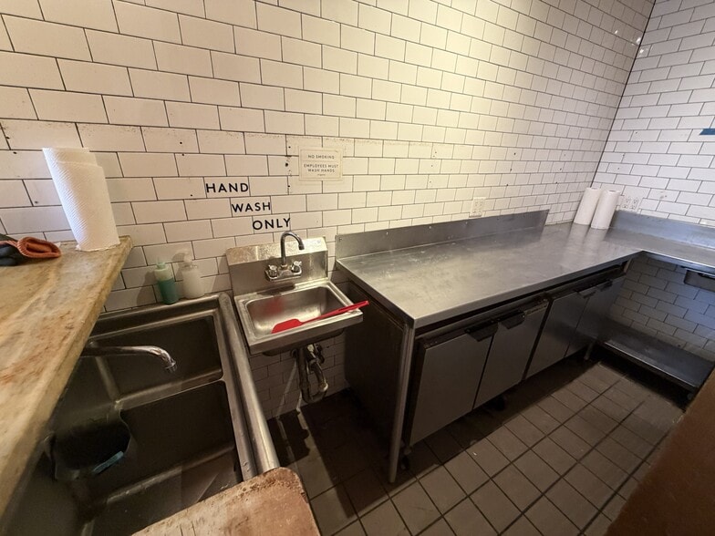 More Photos Of 376 Graham Ave, Brooklyn Apartments For Lease