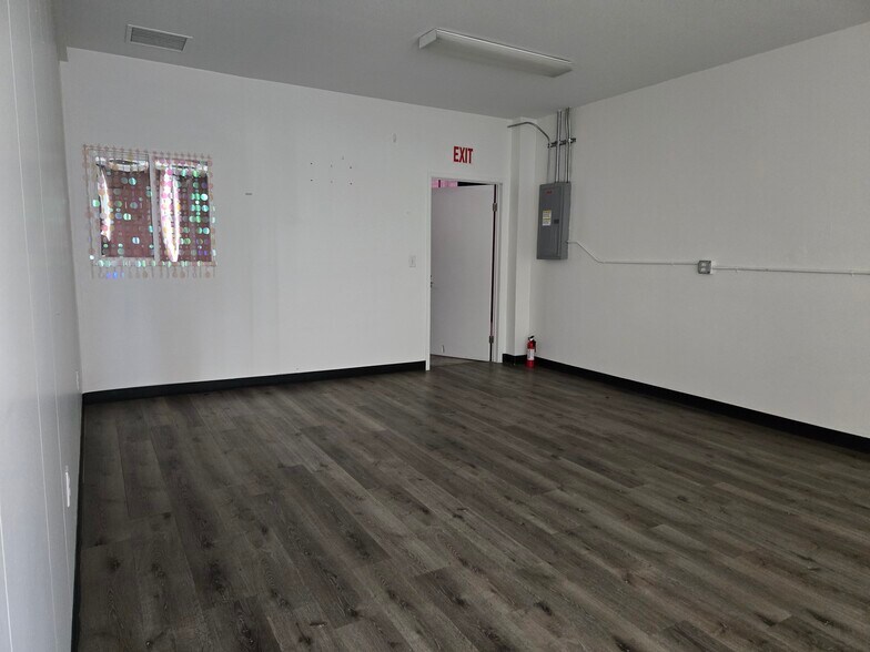 More Photos Of 2205 N Hollywood Way, Burbank Service For Lease