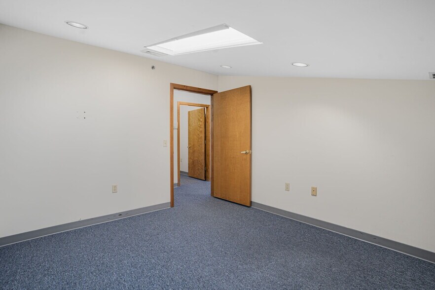 More Photos Of 24 Salt Pond Rd, Wakefield Medical For Sale