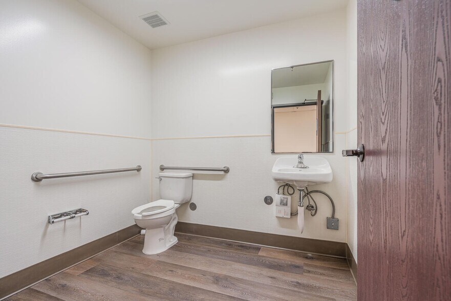 More Photos Of 4572 Telephone Rd, Ventura Warehouse For Lease