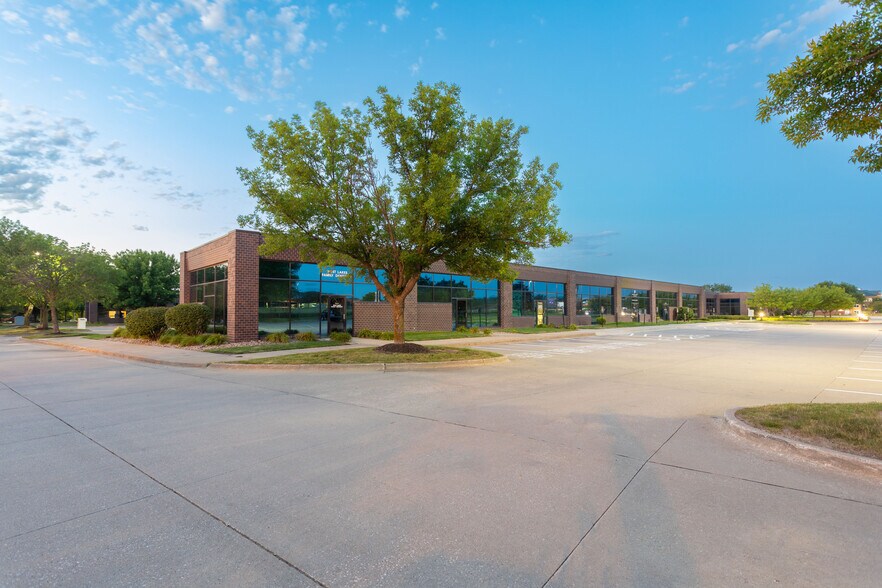 More Photos Of 6800 Lake Dr, West Des Moines Office For Lease