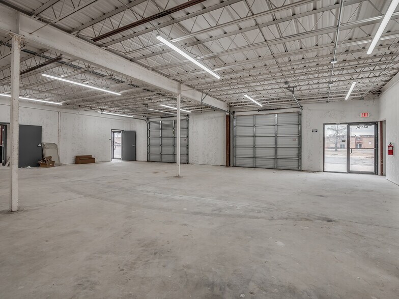 More Photos Of 4403-4411 SW 3rd St, Oklahoma City Showroom For Lease