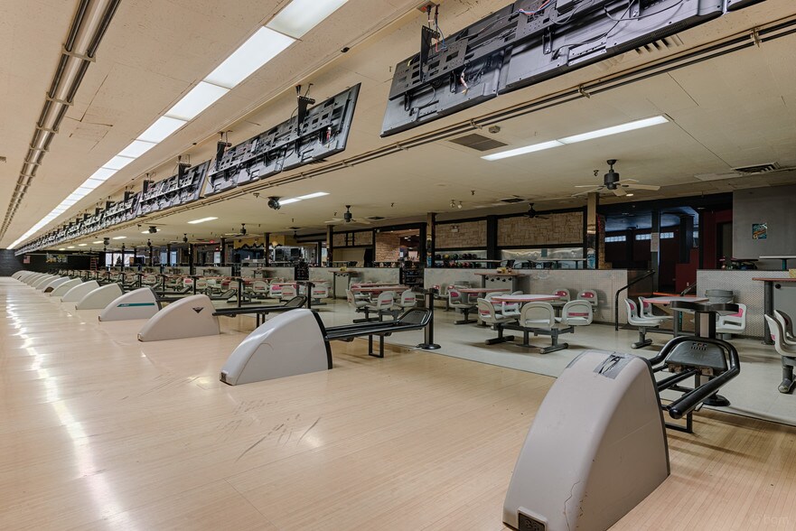 More Photos Of 243 W Roosevelt Rd, West Chicago Bowling Alley For Lease