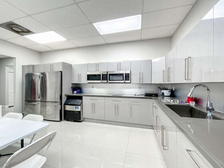 More Photos Of 2550 NW 4th Ct, Fort Lauderdale Warehouse For Sale