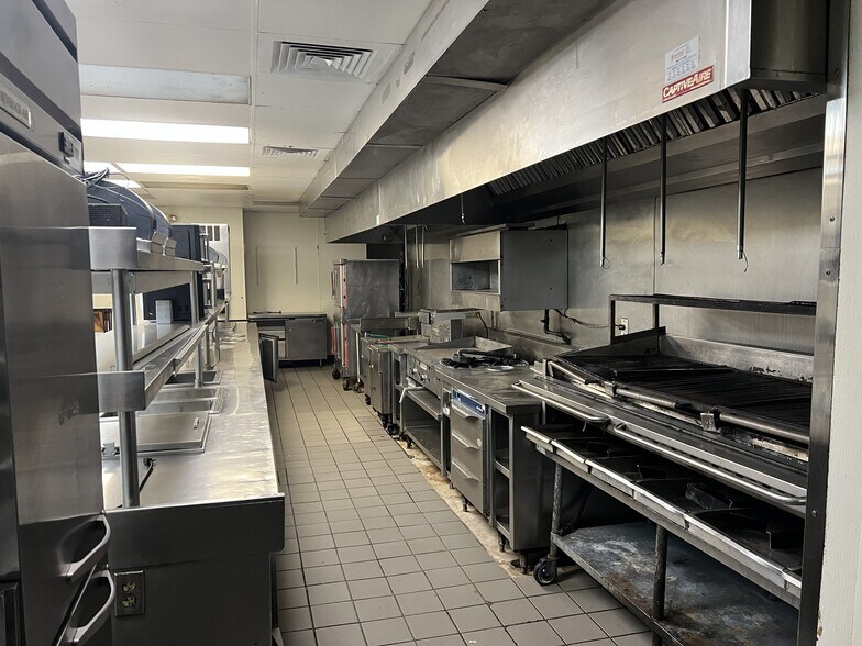 More Photos Of 4700 W Locust St, Rogers Restaurant For Lease