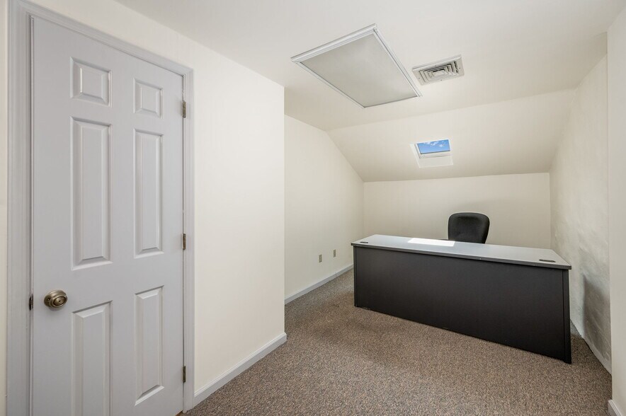 More Photos Of 3519 E Main St, Morgantown Office Residential For Lease