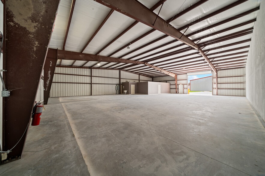 More Photos Of 3073 NE 37th Pl, Wildwood Warehouse For Lease